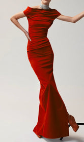 MAXIKLEID MIT RUNDAUSSCHNITT UND PLISSEE IN ROT